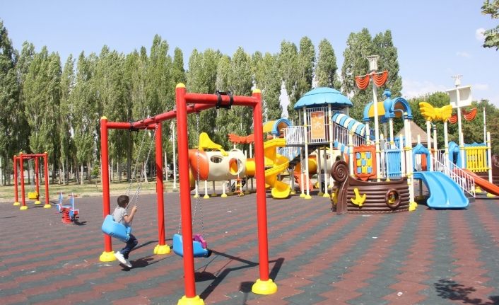 Van Büyükşehir Belediyesi parklardaki oyun gruplarını yeniledi