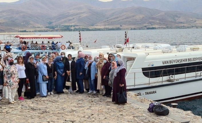 Van Büyükşehir Belediyesinin kadın kursiyerleri Akdamar Adasını gezdi