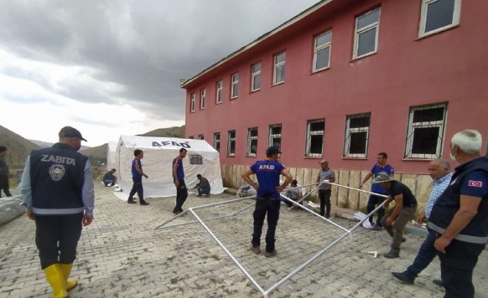 Van’da sel mağdurları için çadır kuruluyor