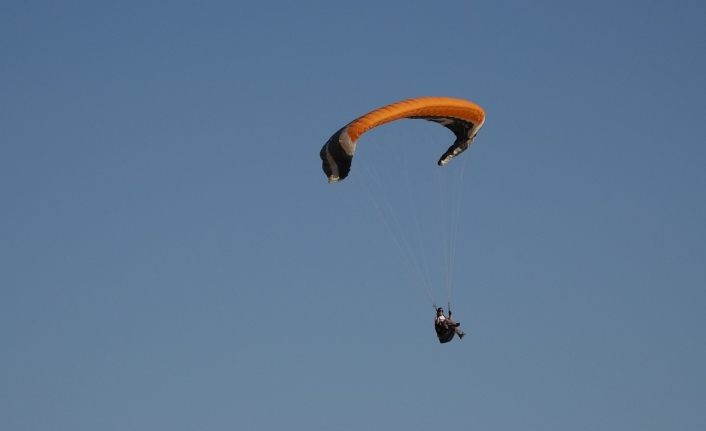 Erciş’te Van Gölü ve Süphan Dağı manzarası yamaç paraşütçülerinin ilgi odağı oldu