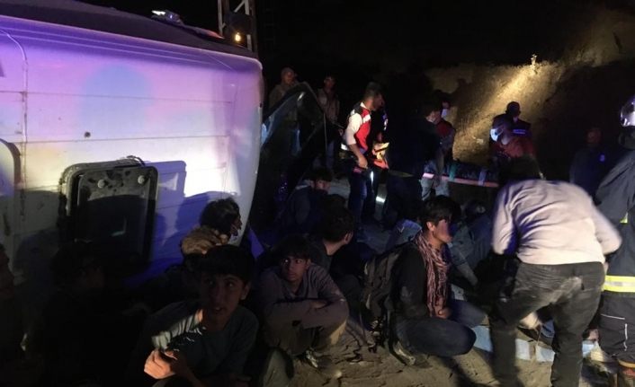 Kaçak mülteci taşıyan minibüs devrildi: 3’ü ağır, 9 yaralı