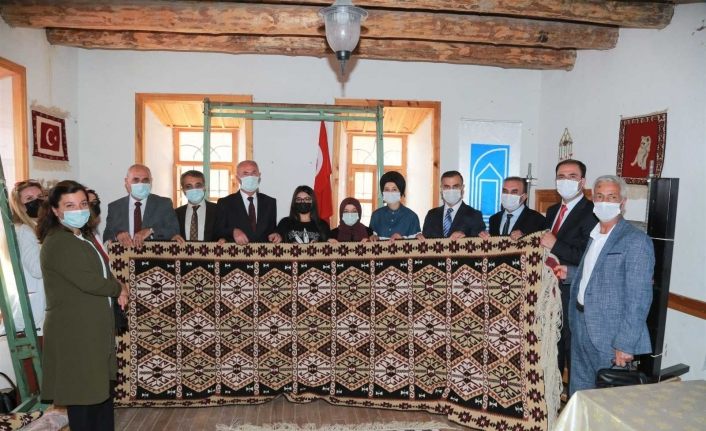 Tuşba Belediyesinin kilim-halı atölyesi kursiyerleri sertifikalarını aldı