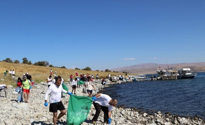 Van Büyükşehir’in destekleriyle “1. Adır Adası Yüzme Festivali” kapsamında sahil temizliği yapıldı
