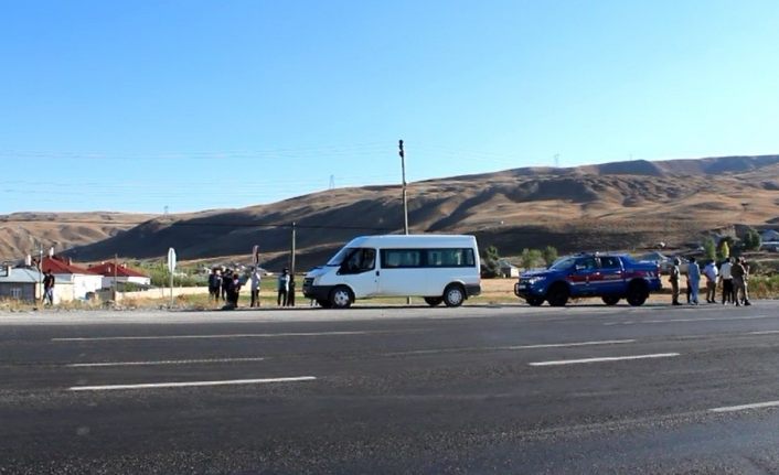 Van'da seyir halindeki minibüsten düşen 2 kişi yaralandı