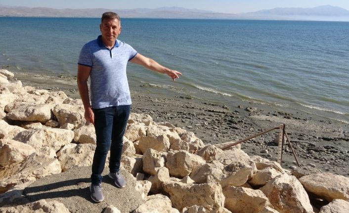 Van Gölü’nde su çekilince ölçü direği karada kaldı