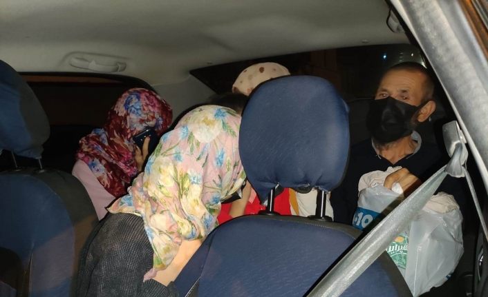 Van’da bir otomobilde 8 düzensiz göçmen yakalandı