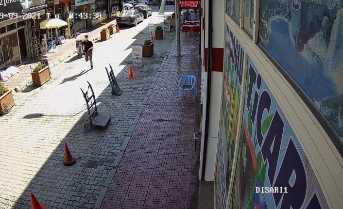 Van’da dükkandan telefon çalan hırsız güvenlik kameralarına yakalandı