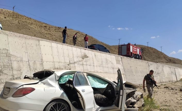 Van’da Irak plakalı otomobil kaza yaptı 2 ölü, 1 yaralı