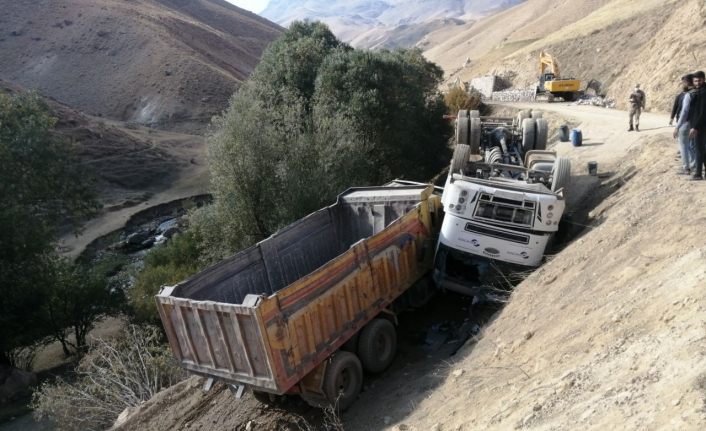 Başkale’de yolu sulayan tanker devrildi: 2 yaralı