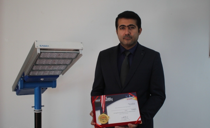 İranlı Reza'nın yaptığı sokak lambası, altın madalya aldı