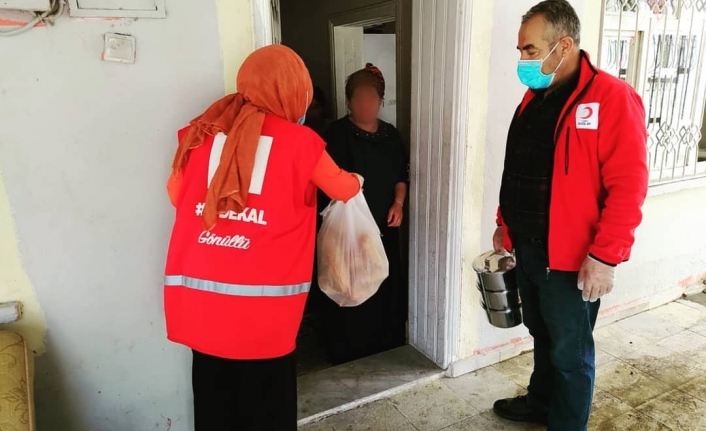 Kızılay ekipleri kapı kapı dolaşarak sıcak yemek dağıtıyor
