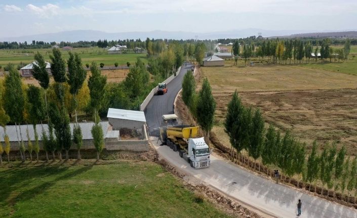 Van Büyükşehir Belediyesi Erciş’te 25,5 kilometre yol ve asfalt çalışması yapıyor