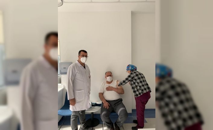 Van Milletvekili Gülaçar, Turkovac aşısı için gönüllü oldu