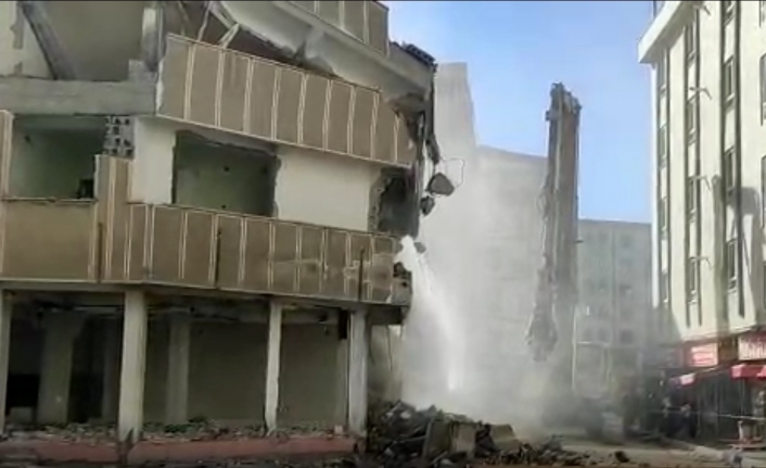 Van’da hasarlı binalar kentsel dönüşüm kapsamında yıkılıyor