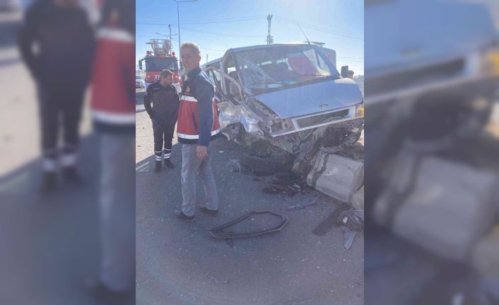 Van’da kamyonetle minibüs çarpıştı: 4 yaralı