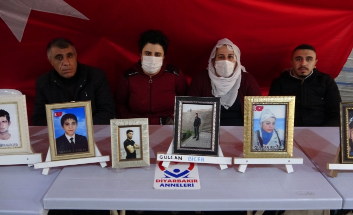 Aileler HDP önünde PKK'ya kaçırılan evlatlarının yolunu gözlüyorlar