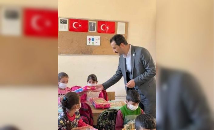 Bahçesaray Kaymakamı Kundakçı’dan öğrencilere hediye