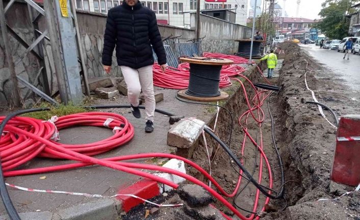 Erciş’te elektrik hatları yer altına alınıyor