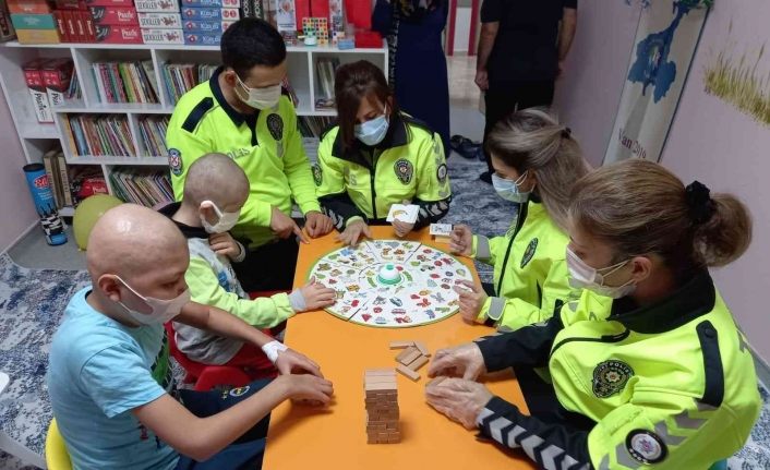 Polisten hematoloji bölümünde tedavi gören çocuklara ziyaret