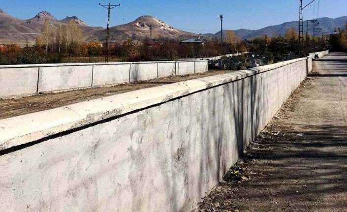 Van Büyükşehir Belediyesi mezarlıkların duvarlarını yeniliyor