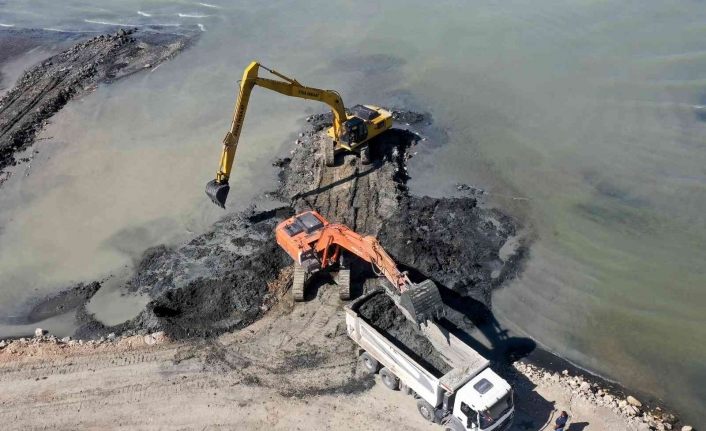 Van Gölü’nden 24 bin metreküp balçık ve çamur çıkartıldı