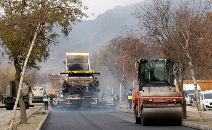 Van’da yol asfaltlama çalışması