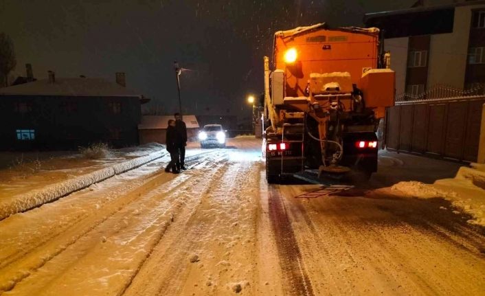 Tuşba Belediyesinin karla mücadelesi devam ediyor