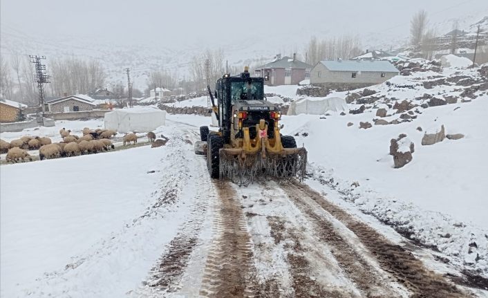 Van Büyükşehir Belediyesinden karla mücadele çalışması