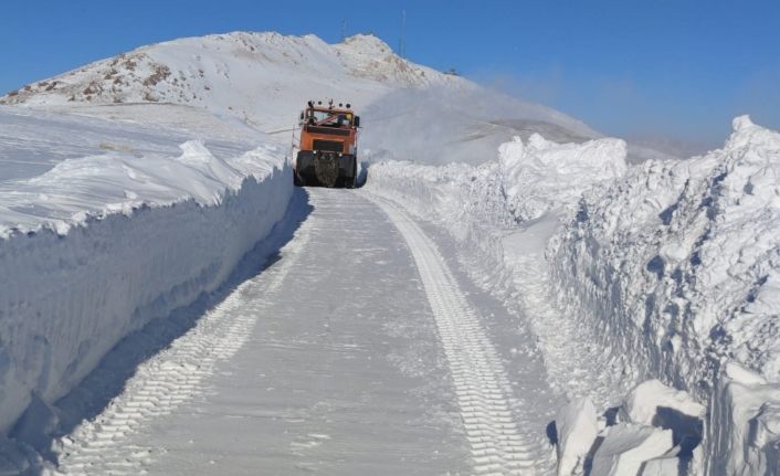 Van İran sınır hattında kar kalınlığı 3 metreyi buldu