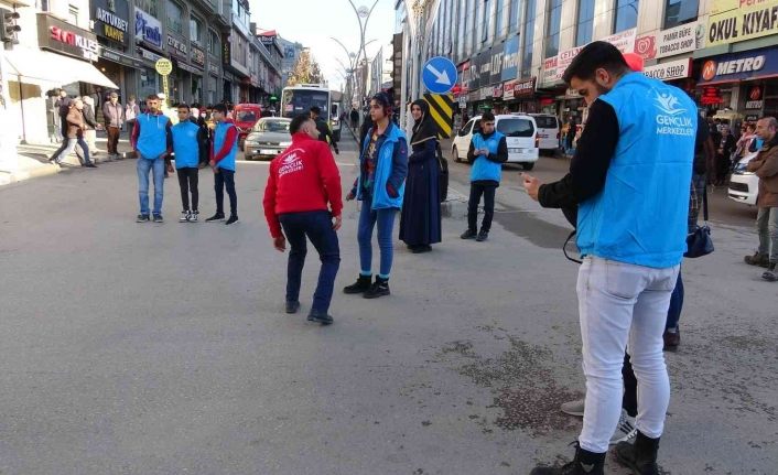 Van’da engelliler için pandomim gösterisi sergilendi