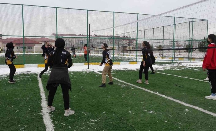 Erciş’te atık malzemelerden öğrenciler için spor sahası, kafeterya ve kültür evi yapıldı