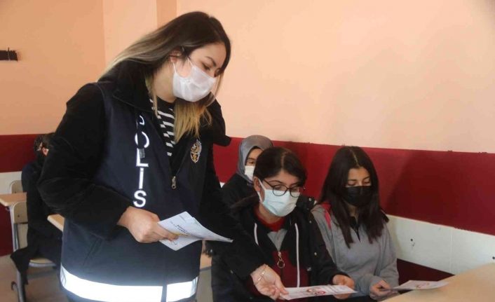 Erciş’te jandarma, polis ve sosyologlar evleri gezerek kadınların telefonlarına KADES uygulaması yüklüyor