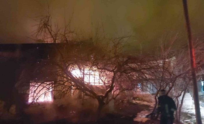 İpekyolu'nda saman ve odun dolu metruk evde yangın