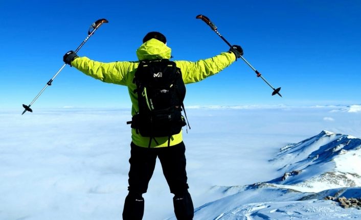 Kar ve sisle kaplı 3 bin 537 rakımlı Artos Dağı’na tırmandılar