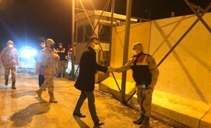 Kaymakam Savar, yılbaşında görev yapan polis ve jandarma ekiplerini ziyaret etti