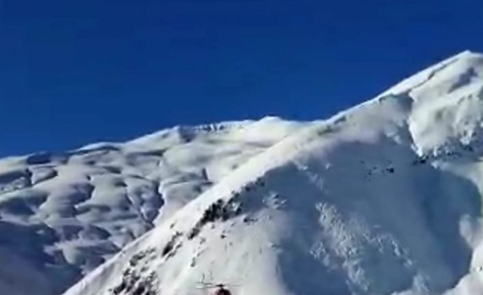 Köylülerin küreklerle yaptığı piste indirilen helikopterle doğum hastası kadın kurtarıldı