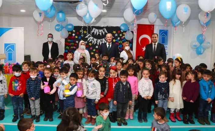 Tuşba Belediye Başkanı Akman, miniklerin karne sevincine ortak oldu