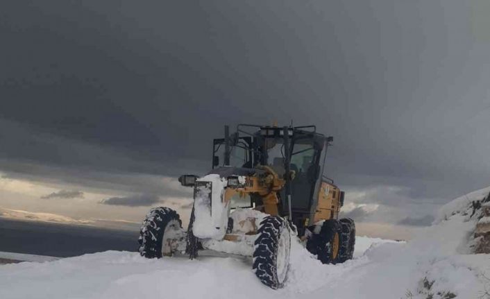 Tuşba’da karla mücadele çalışmaları aralıksız sürüyor