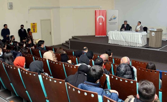 Vali Bilmez gençlerle kişisel gelişim seminerinde bir araya geldi