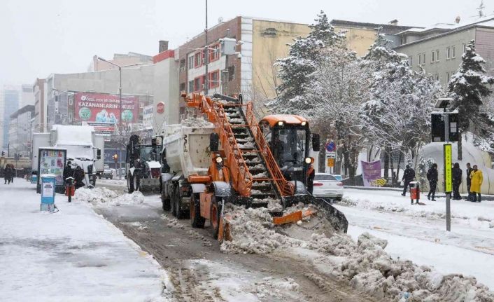 Van Büyükşeheir Belediyesinden karla mücadele çalışması