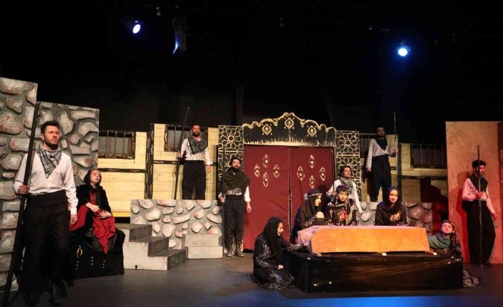 Van Büyükşehir Belediyesinin tiyatro günleri “Taziye” oyunu ile başladı