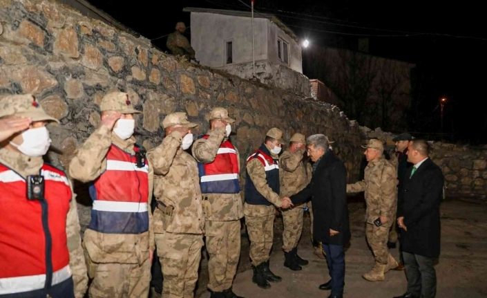 Van Valisi Bilmez, yeni yıla nöbette olan güvenlik güçleriyle girdi