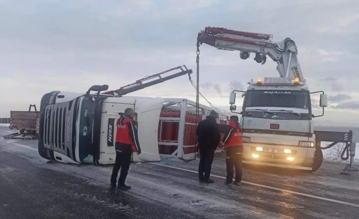 Van’da CNG yüklü tır devrildi