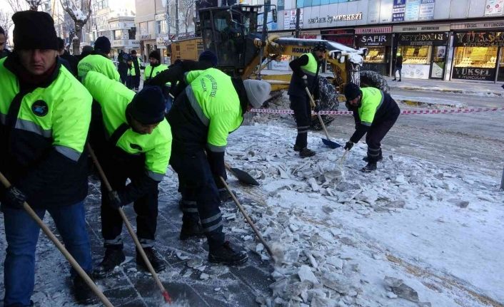 Van’da kar yağışı sonrası ekiplerin yoğun mesaisi