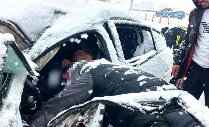 Van’da kar yağışı trafik kazalarına neden oldu