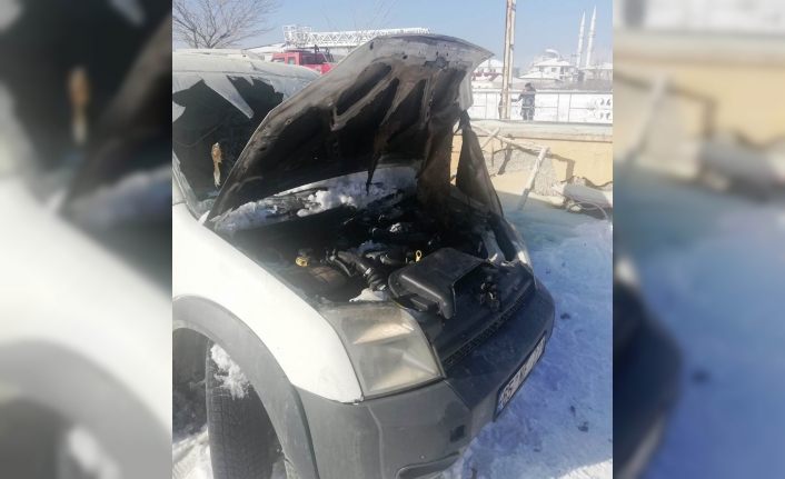 Van’da park halindeki 2 araç yandı