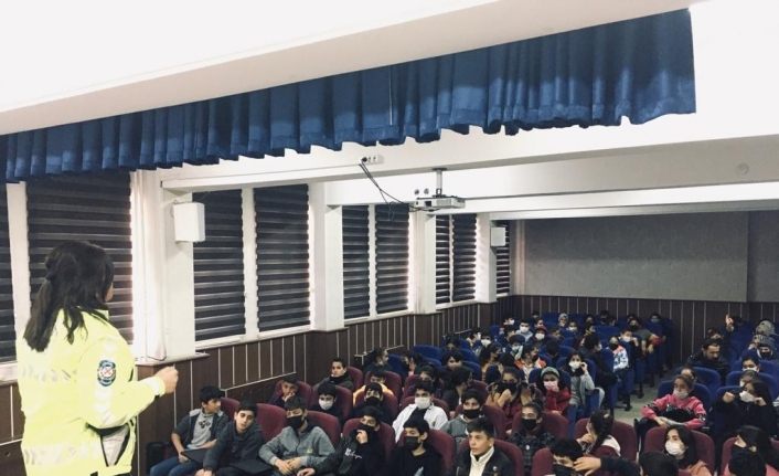 Van’da trafik polislerinin öğrencilere yönelik ziyaretleri devam ediyor