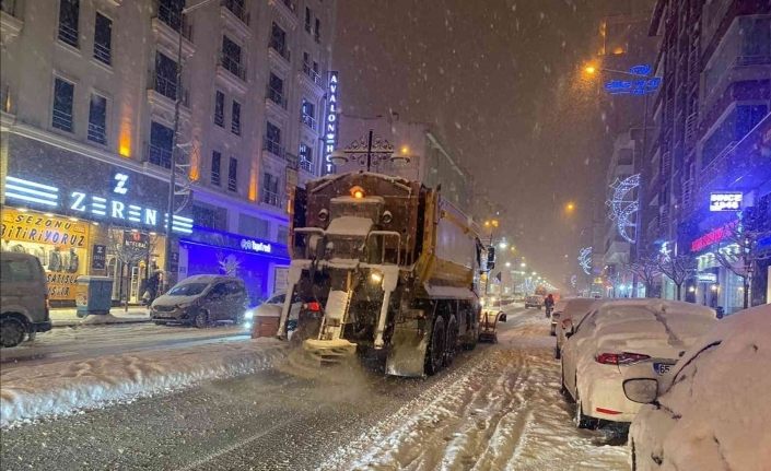 Van’da yoğun kar yağışı ekipleri alarma geçirdi