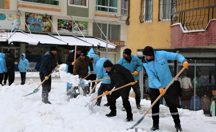 VASKİ'den karla mücadeleye destek
