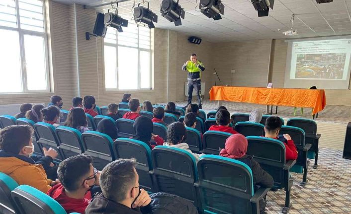 Van Polisinden öğrencilere trafik eğitimi